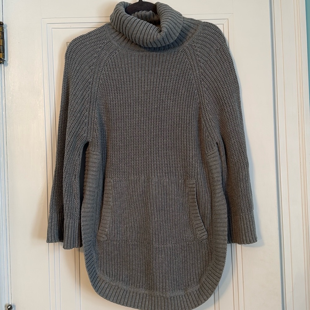 Perfect condition UGG knit sweater with front pocket! Machine wash cold